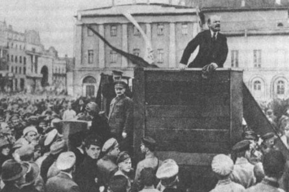 Ленин выступает на митинге