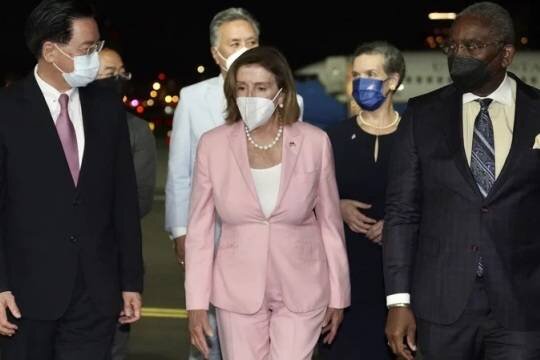    В розовом костюме Пелоси на Тайване усмотрели тайный смысл