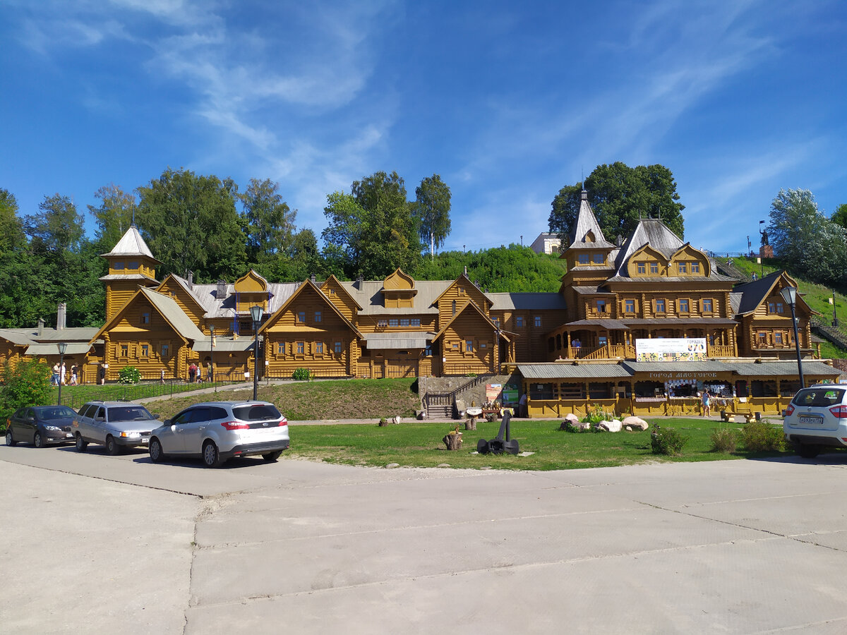 г. Городец Нижегородская обл. Парковка перед музеем.