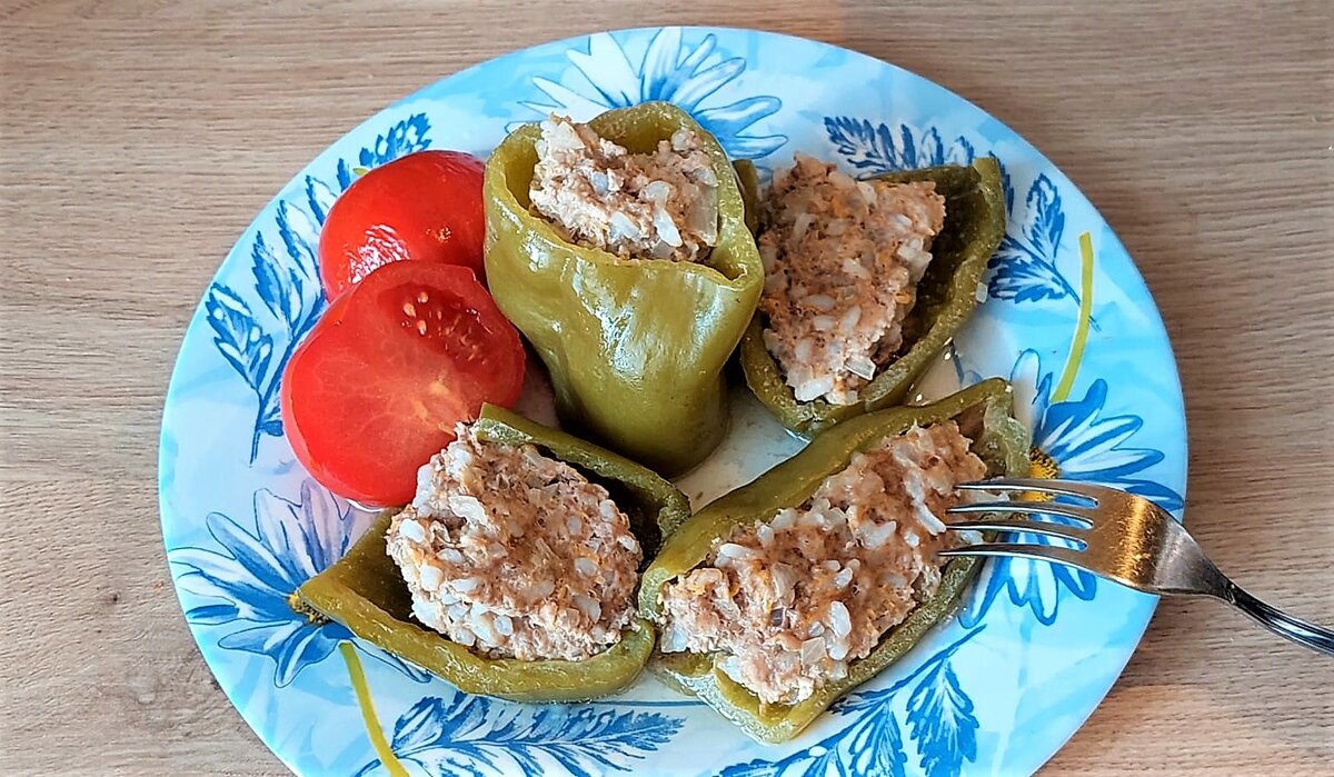 Перец, фаршированный мясом и рисом в мультиварке: рецепт