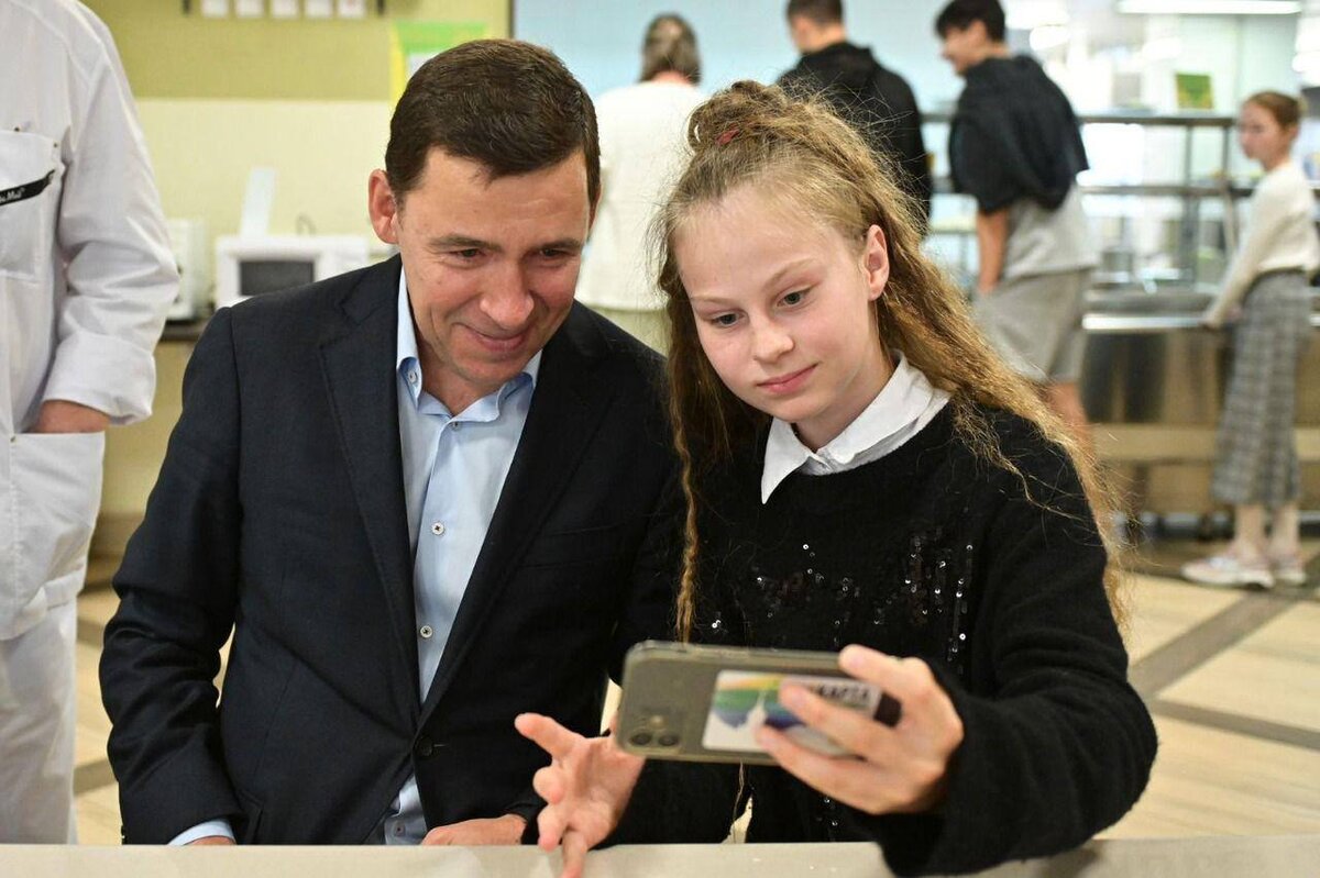 Губернатор с одной из учениц гимназии №39. Источник: t.me/kuyvashevevgeny