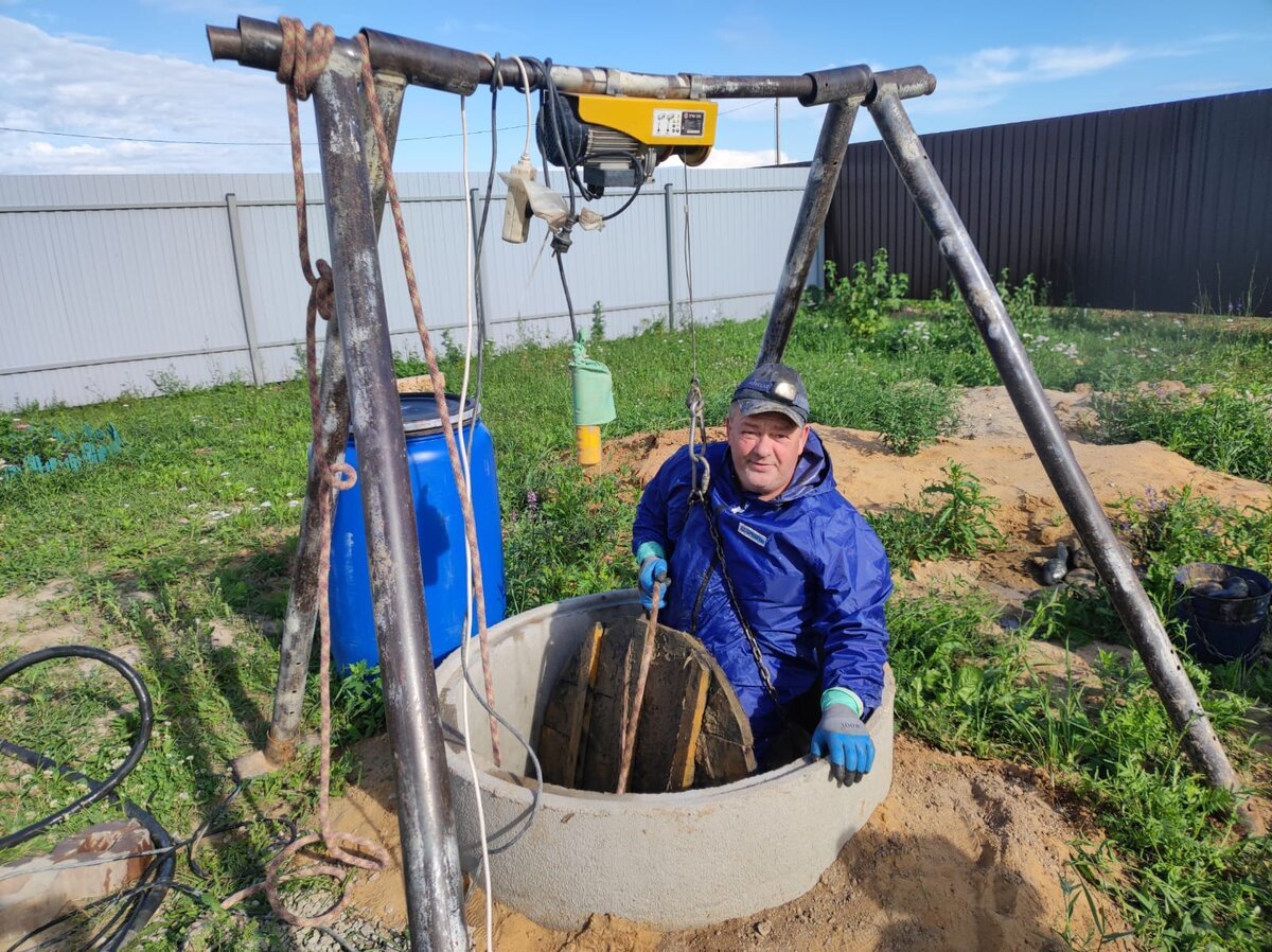 
1.	Ошибочно полагают, что колодец можно почистить с помощью вибрационного насоса (Малыш) и дренажного (мощного насоса). Эти действия приводят разрушению и к большему загрязнению вашего колодца. Малыш- вибрация-разрушение. Дренажный насос-гидроудар-разрушение. Этим способом колодец вы не почистите.
2.	Проверяете шахту колодца на наличие отравляющих газов с помощью газоанализатора. Газоанализатор должен быть откалиброван, пройти проверку не позднее полугода.  При его отсутствии наши деды опускали канарейку. Если птичку жалко, опустите в колодец на веревке горящую свечу. Если свеча горит до дна, в колодец можно опускаться. По статистике каждый сезон 1-2 бригады профессиональных копщиков задыхаются в колодцах.
3.	Спускать вниз в колодец можно только при наличии взрослого страхующего на верху (не женщина и не ребенок)., т.к. резкий приход плывуна в колодец и неожиданная подвижка колец в колодце требует быстрой реакции и физических усилий, чтобы вытащить вас из колодца.
4.	Откачиваете воду до самого дна. Спускаетесь вниз.
5.	При наличие плывуна (плывун – это подземная река или озера, имеющее свое течение либо давление) очищаете плывун до того как он заново подходит в колодец под давлением с низу. НЕ ПЫТАЙТЕСЬ вычистить плывун до конца, у плывуна конца нет((. Если плывун проснулся и у вас начали просаживаться кольца вниз соединяйте кольца между собой металлическими кольцами (перфоратор, скобы).
6.	 Положите на дно донный фильтр , но не в коем случае осиновый деревянный щит.  Ужасные последствия укладки на дно щита смотри на видео на нашем сайте.
7.	Швы текущие грязной водой промазываются . специальными смесями такие как: Бостик, ГУ-14, Лампосилекс, ФИКС-10S и др. аналогами. Не текущие швы раствор: цемента и шамотной глины (консистенция пластилин). НЕЛЬЗЯ закладывать в швы паклю и другие гниющие материалы, т.к вы делаете ПИТЬЕВОЙ КОЛОДЕЦ.
8.	Советуем проводить санобработку один раз в год после паводка, т.к в тающем снегу присутствуют мертвые животные (мыши, крысы, кроты  и их фекалии). 
Все подробности чистки колодцев смотри видео на нашем сайте или звоните мне лично Сергею Подкапаеву.

