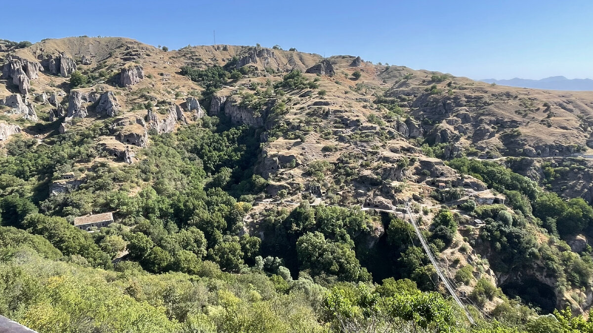 Внизу виден мост на ту сторону