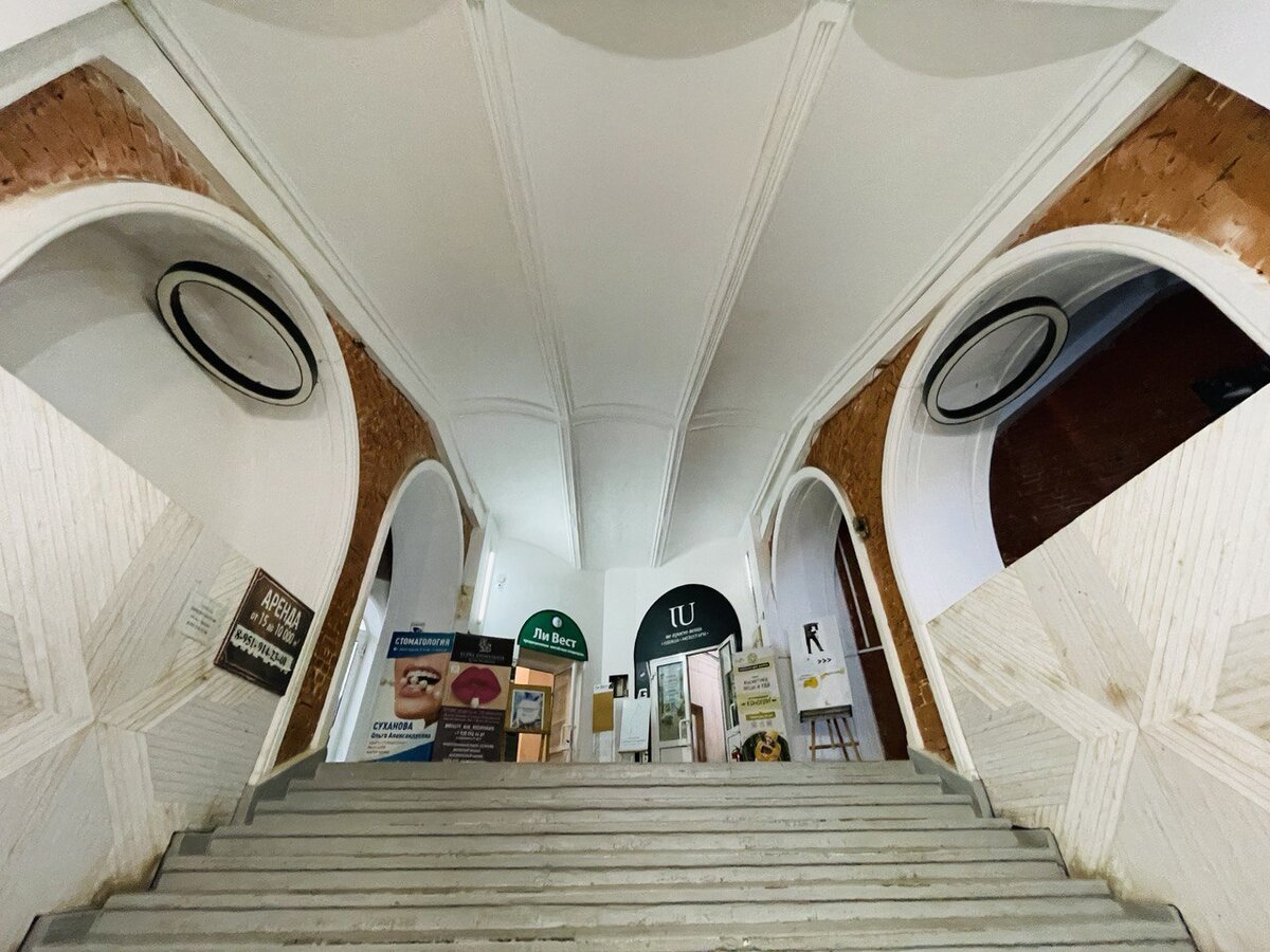 Вот так выглядит холл при главном входе. Величественную разруху оценили? Да, здание давно не обновляли. Но если бы обновили, вряд ли здесь было бы много арендаторов - площади даже в более новых деловых центрах пустуют, а тут появилась своя специализация. 