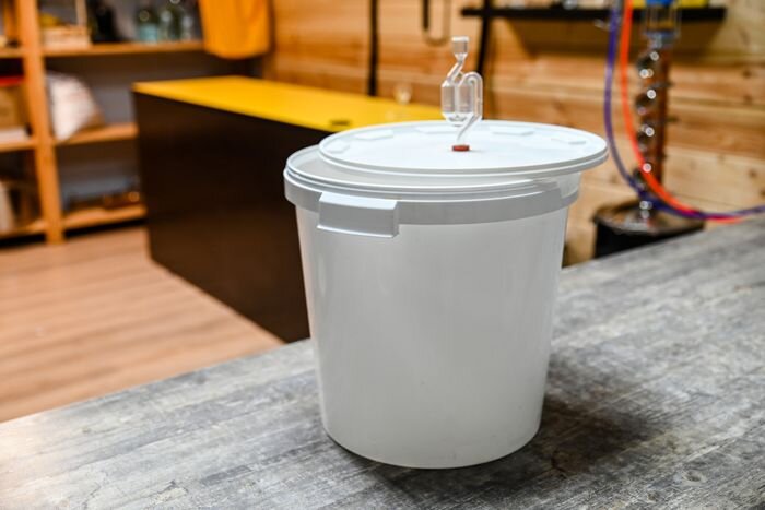 Фото: бродильная ёмкость.