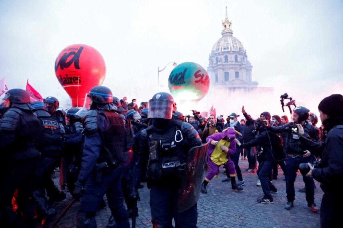    Полиция Парижа задержала 30 человек на митинге против пенсионной реформы
