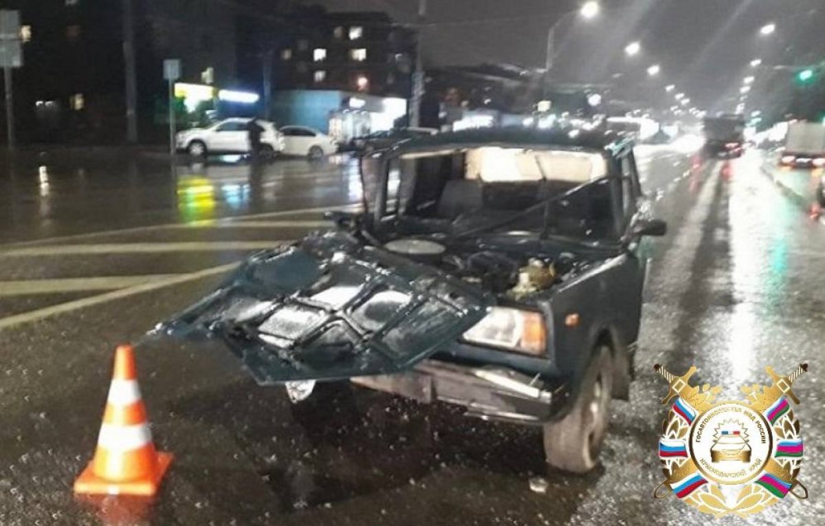   В Краснодаре несовершеннолетний без прав на легковушке врезался в автобус