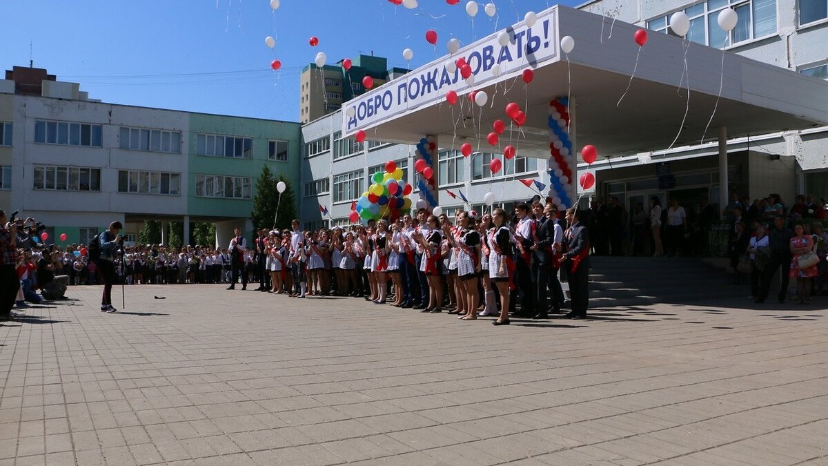     Московские родители жалуются на то, что в столице остался единственный способ записи детей в новые школы и детские сады, да и тот работает плохо.