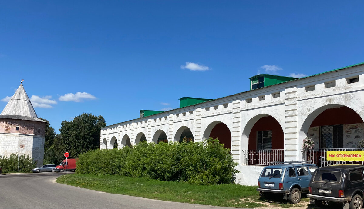 Справа автовокзал Зарайска 