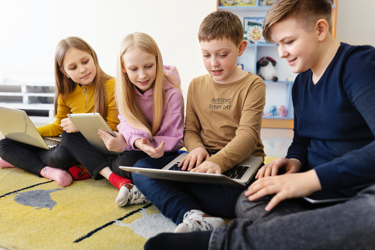 Teenagers and technology. Младшие школьники. Группа школьников. Младший школьник и компьютер. Школьник с планшетом.