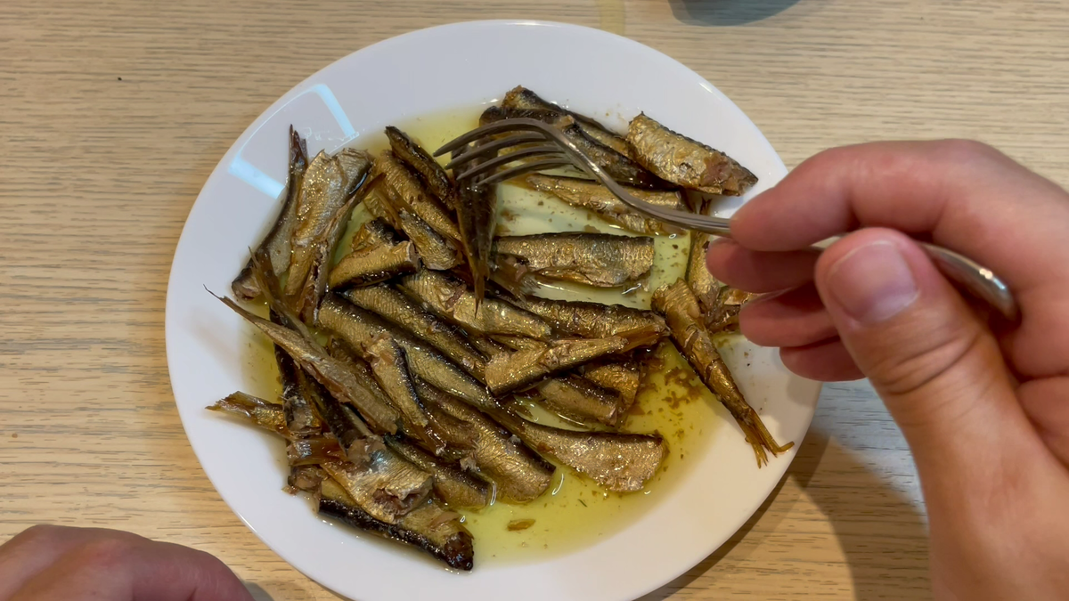 Шпроты на тарелке. Личный архив