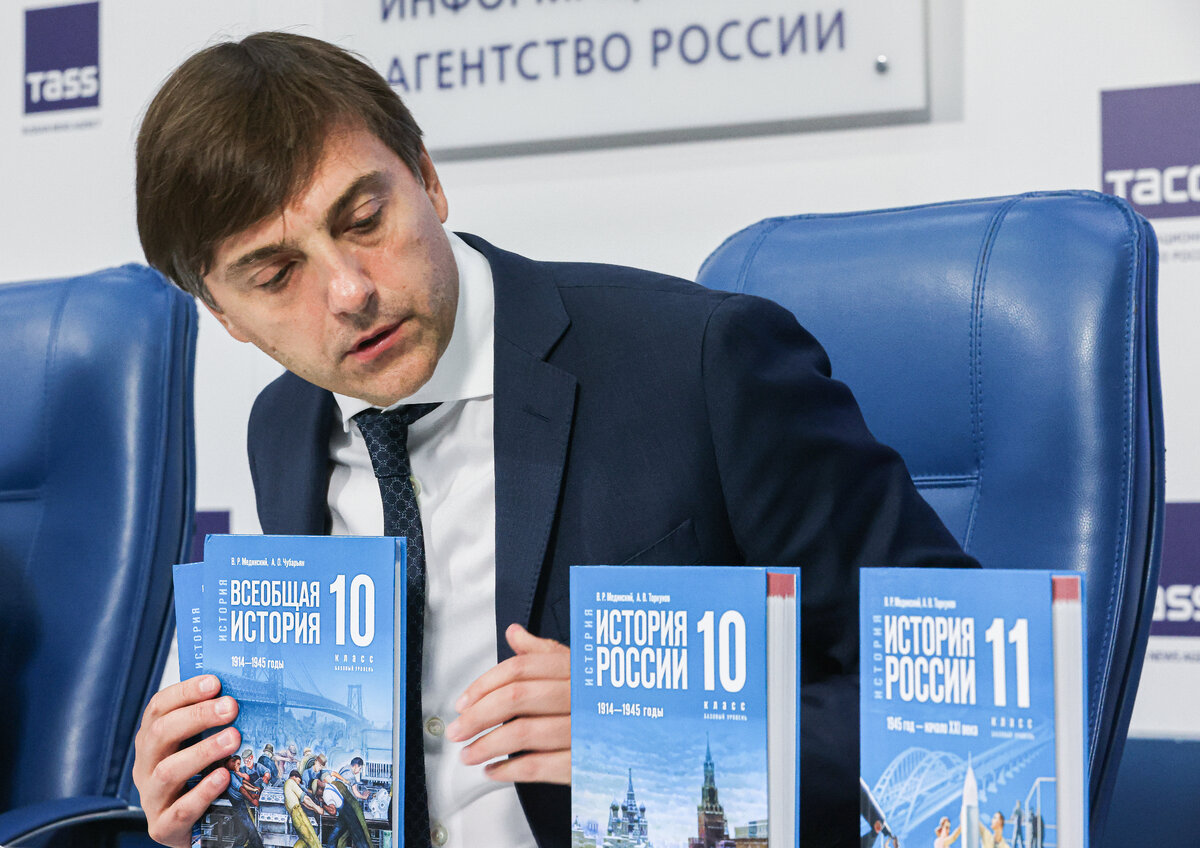 Министр просвещения РФ Сергей Кравцов презентовал новые учебники по истории на пресс-конференции в ТАСС