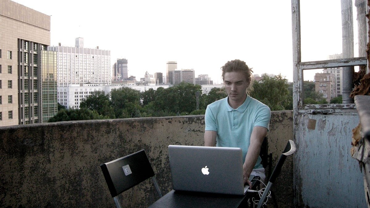 Дом Наркомфина, квартира Дайнека, вид на Белый Дом, июль 2010