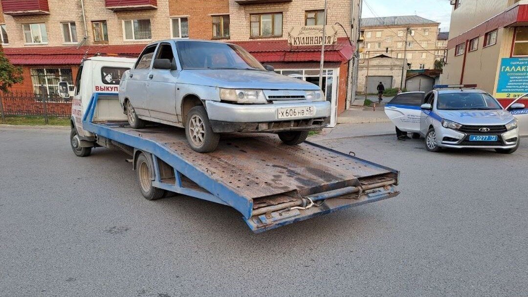     Автомобилист рассказал полицейским, что выпил стакан водки и поехал на встречу с женой.