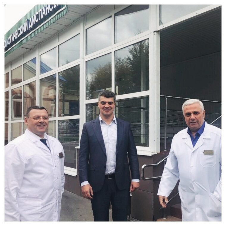    На фото и. о. главврача Курганского областного онкодиспансера Валентин Савченко, директор департамента здравоохранения Курганской области Алексей Сигидаев, экс-главврач КООД Гиви Сепиашвили