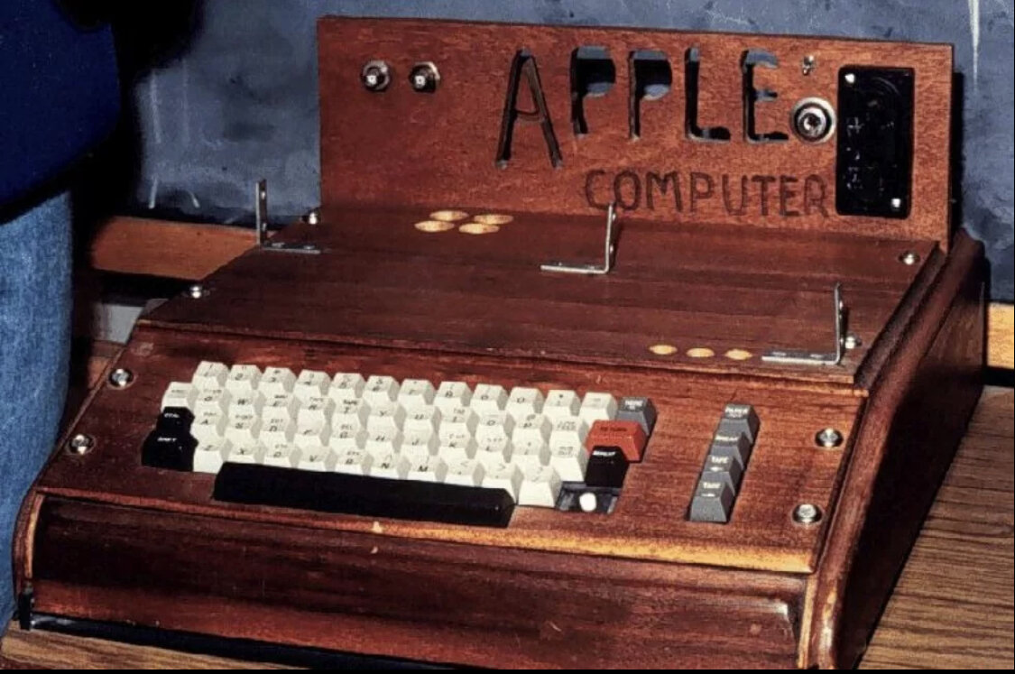 I computer. Apple Computer 1. Apple i 1976. Компьютер Эппл 1976. Самый первый компьютер Эппл 1976.