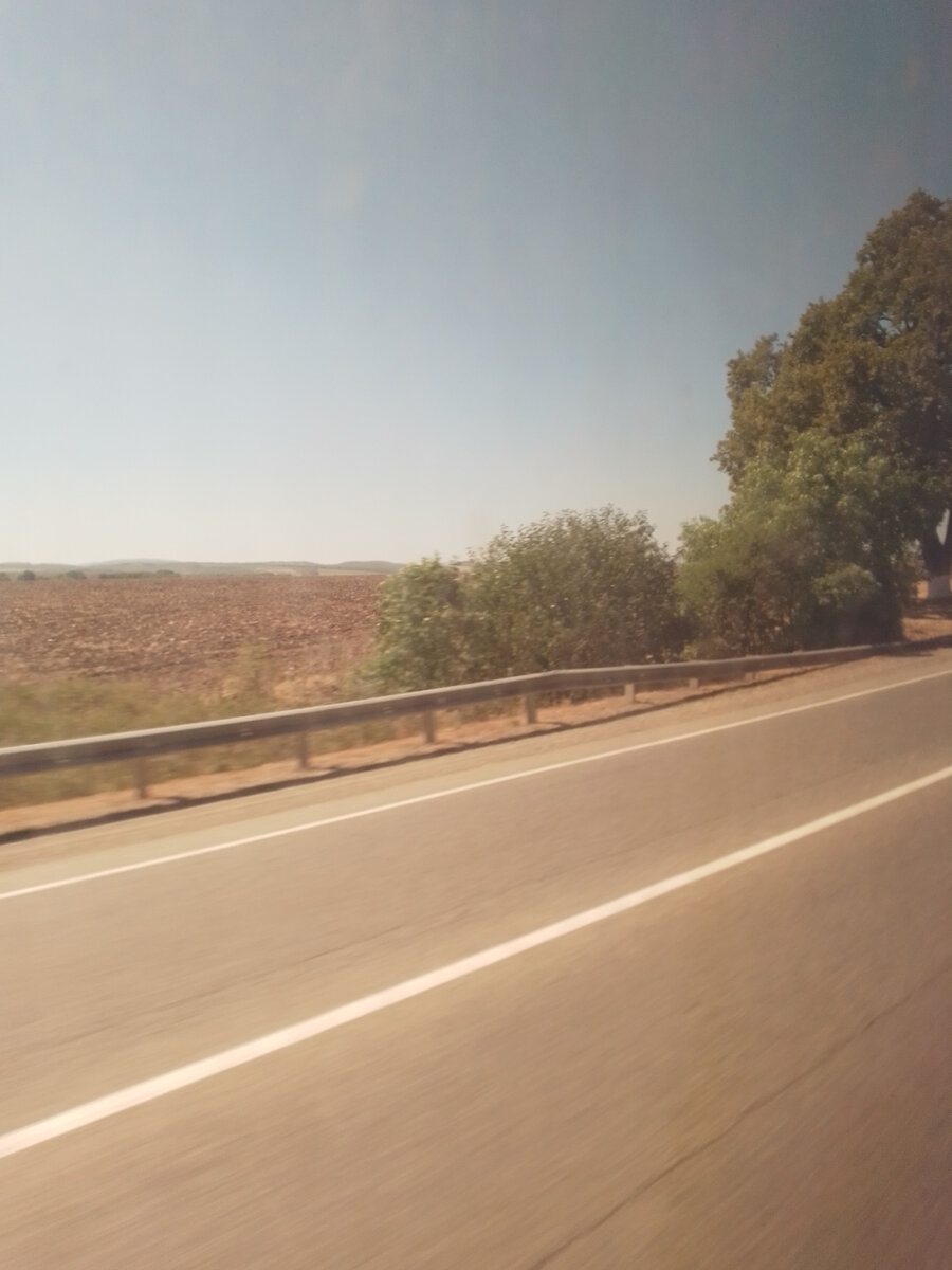 Вид из окна автобуса. Вдали уже виднеются горы, значит скоро море🏖️