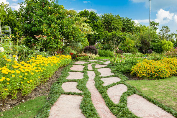 Садовая мозаика: как украсить двор?