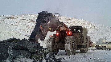 Процесс  извлечения негабарита довольно затруднителен и небезопасен. Заторы  могут происходить по несколько раз в день и длиться от 20 минут  до 18 часов. На небольших дробильно-сортировочных комплексах применяют  разрушение ручными отбойными молотками и ломами, обвязывают канатами  и извлекают с помощью крана. На предприятиях стоят строгие ограничения  на размеры поступаемой для переработки породы, размерность породы  контролируется на этапах буровзрывных работ, при погрузке породы  транспорт, но даже габаритная порода может образовывать своды и навалы,  приводящие к заторам.