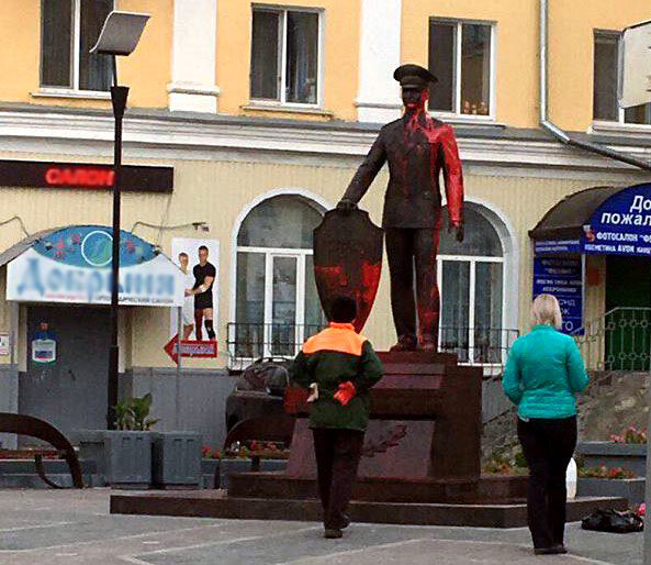 Вандалы осквернили памятник полицейским «На страже правопорядка», Ульяновск
