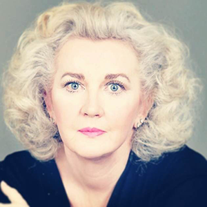 Джулия, ну не смотри ты прямо в душу!