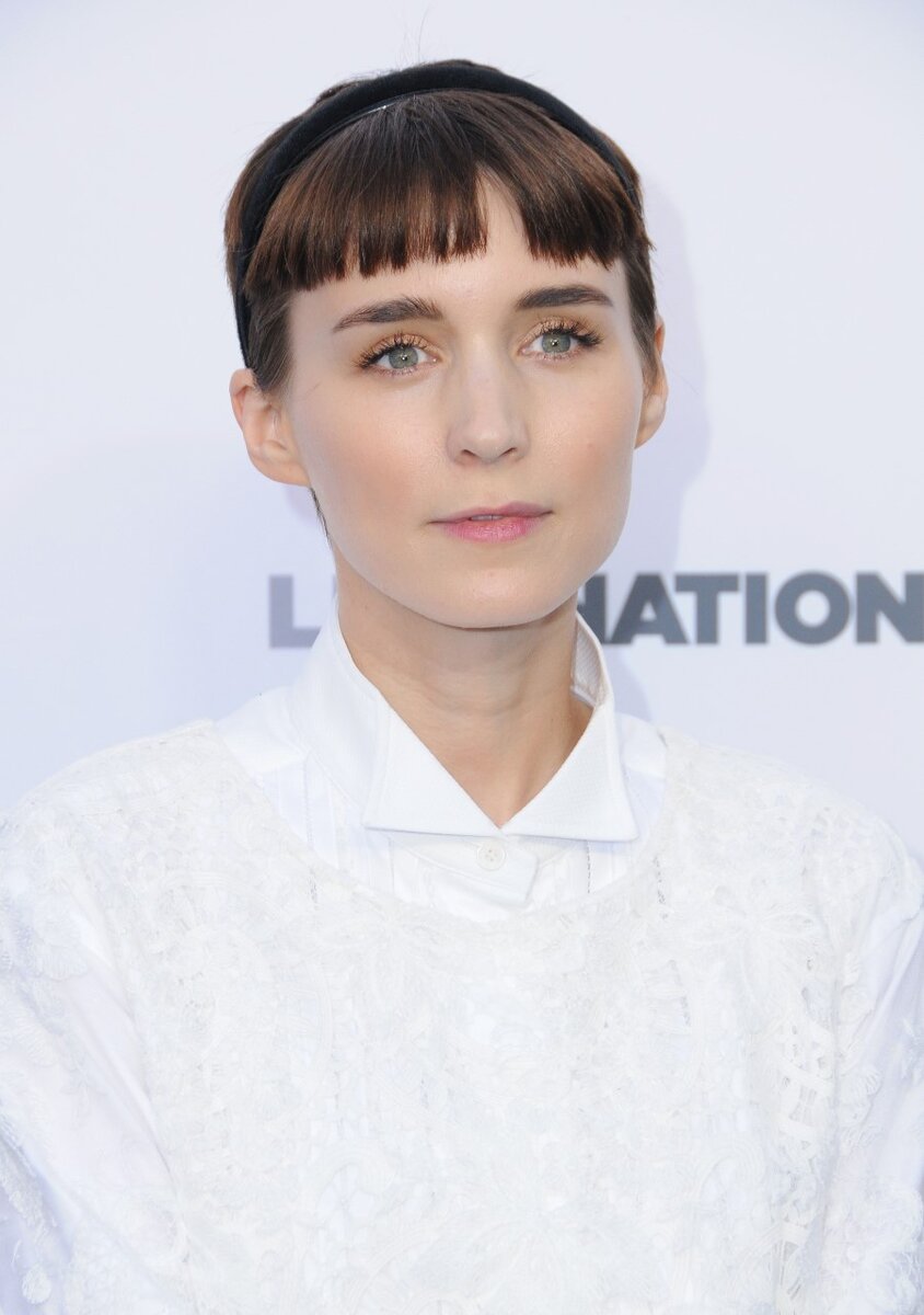 Руни Мара так вжилась в роль своей героини в фильме «Девушка с татуировкой дракона», что решила сделать себе интимный пирсинг. Комментируя этот факт, актриса объяснила, что с пирсингом она даже голой чувствовала себя как в костюме.