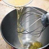 1.  Отделить яичные белки от желт­ков. Белки нужно взбивать на сред­ней скорости миксера около трех минут, а к желткам добавить сахарную пудру и тоже взбить — и то и другое в итоге должно быть довольно плотной консистенции.