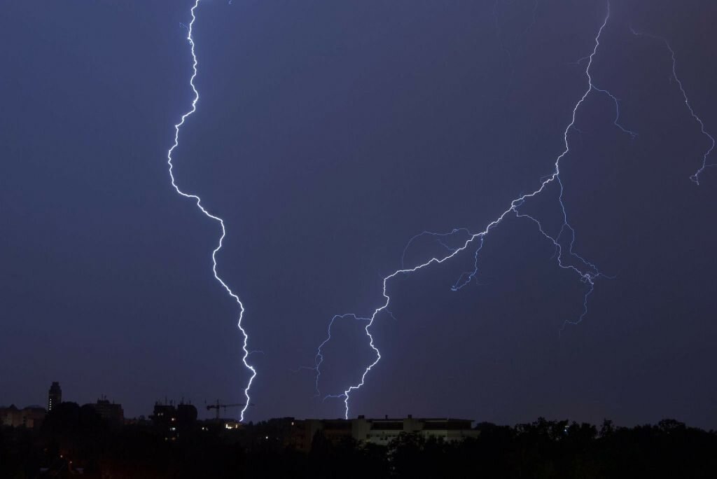 Во время грозы постарайтесь телевизор не смотреть