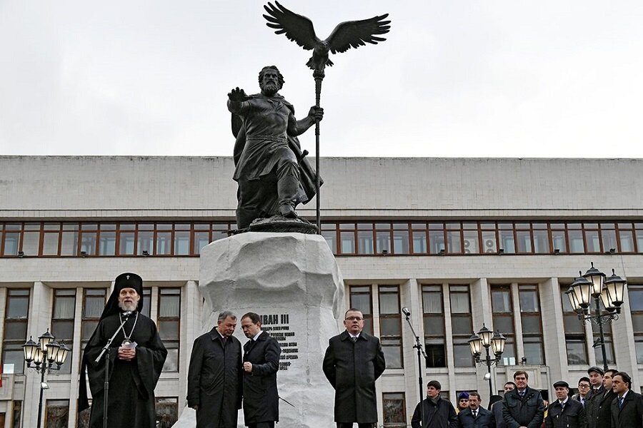 Памятник Ивану III В Калуге. Памятник Ивану 3 в Калуге скульптор. Калуга памятник великому князю московскому Ивану III. Площадь старый торг Калуга памятник Ивану 3.