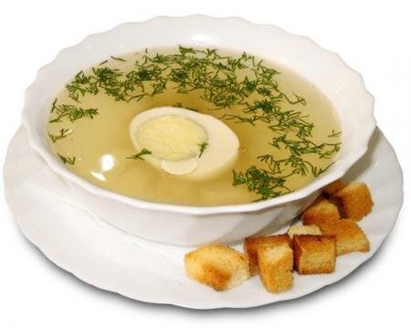Куриный бульон с яйцом и сухариками
