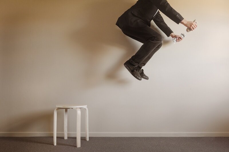  В последний день декабря датчане любят как следует повеселиться и повалять дурака. А еще у них есть интересная новогодняя традиция: с боем курантов надо найти там, где вы находитесь, самую высокую из доступных точку – стул, диван, стол, – забраться на нее и с последним ударом буквально «впрыгнуть» в новый год. Кроме того, Новый год – время укрепить дружбу, поэтому весь год они собирают старые фарфоровые тарелки и кружки, чтобы в новогодний праздник разбить их на крыльце родственников или близких друзей. Говорят, это приносит удачу, и чем больше на вашем крыльце осколков – тем лучше.
 