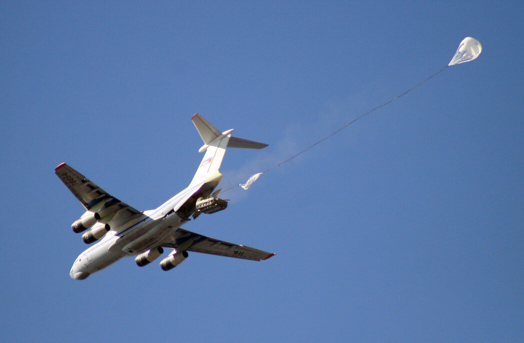 О летающих танках и бронетехнике мечтали еще до второй мировой войны.
Когда части ВДВ получили машины, которые можно сбрасывать с парашютом, изменилась стратегия и тактика операций десантных войск. Теперь судьбу миллионных соединений противника десантники могут решить за считанные часы. Что только ни делали для того, чтобы прикрыть голубых беретов надежной броней, даже аэродромы противника захватывали группы спецназа, что бы потом на них приземлялись и самолеты, которые посадочным способом доставят десантникам танки, но теперь в этом нет необходимости - боевые десантные машины в разы легче танков и немногим уступают им в огневой мощи, а вскорости и маневренности и запасе хода многократно превосходят.

