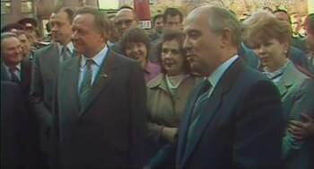 И только в 1985 году с приходом Горбачева началась реализация данного постановления (сухого закона).
Народ продолжал спиваться, решение о радикальных методах борьбы с пьянством было рискованно, однако расчет был на то, что потерянные доходы от продажи водки СССР сможет пережить, т.к. цена на нефть в начале 1985 года была около 30$ за баррель, этого было достаточно, чтобы поддерживать советскую экономику. Правительство пошло на сокращение дохода в бюджет от реализации алкоголя, так как пьянство достигло катастрофических показателей. Готовящуюся акцию лично рекламируют Горбачев, однако на первых выступлениях перед народом он говорит загадками.