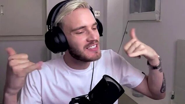 Другой классный скромный миллионер - Pewdie Pie, шведский видеоблогер и деятель шоу-бизнеса, создатель одноимённого канала на YouTube. Во всех своих видео он появляется в обычной одежде: простой простой белой футболке или толстовке. Он также, по слухам, невероятно экономен, живет очень скромно и не тратит сумасшедшие деньги на глупые вещи.