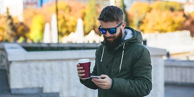 Мы миллениалы - мы спим с телефонами в руках. Так что если она не отвечала тебе 2 часа, потому что "была занята", знай, она была занята игнором тебя.  В общем, ты понял, что делать.