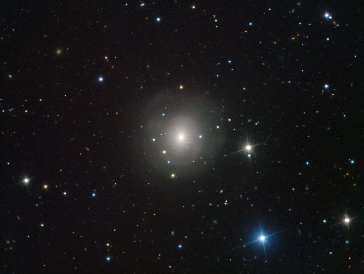 Снимок VIMOS, на котором запечатлена галактика NGC 4993, демонстрирующая слияние пары нейтронных звезд в видимом свете