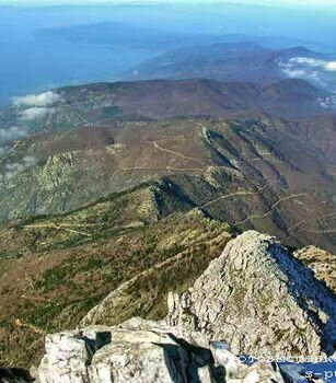     Ситуация  на Востоке была непростой. Помимо политических сложностей, возникал вопрос об объединении Восточной и Западной Церквей,разделившихся в 1054 году. Как раз когда Варлаам стал пользоваться известностью и уважением, в столицу прибыли легаты от папы. Они пришли с предложением о соединении Церквей. Надо было решать вопрос о Filioque, и представителем от Православной Церкви назначили Варлаама. Варлаам написал трактаты, в которых доказывал, что Фома Аквинский, на труды которого опирались западные богословы, не прав, доказывая возможность познания Бога. Варлаам специализировался на толкованиях Дионисия. Он советовал западным богословам изучить его труды, в которых доказывается, что человеку познать Бога не дано. Легаты были оскорблены тоном и насмешками Варлаама и уехали из города.  Между тем творения Варлаама распространялись по территории империи. Кто-то привез их на Афон, где в то время жил Григорий Палама.