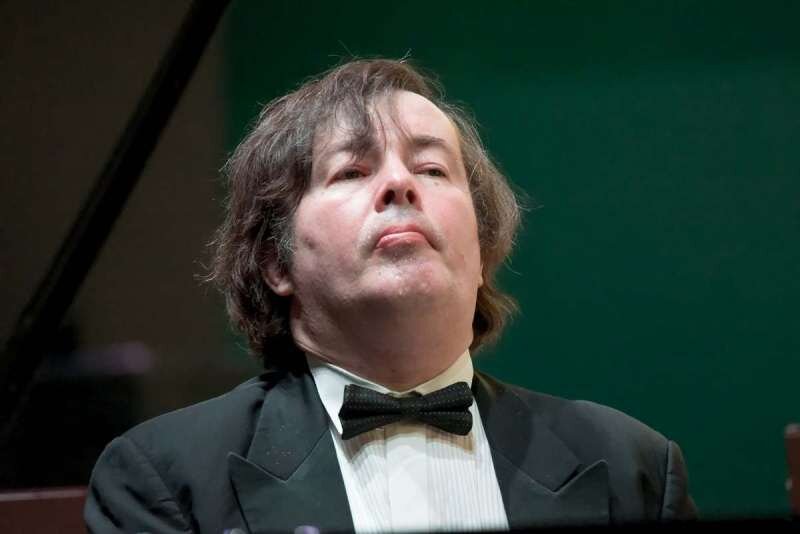 Выяснилось, что Армен Борисович не единственная любовь в жизни Виталины. У неё был роман с пианистом по имени Олег Полянский.