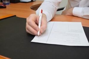   В случае если исковое заявление о незаконной перепланировке было подано в суд, то в скором времени владельцу помещения следует ожидать комиссию из жилищной инспекции. И после зафиксированного факта его хозяин будет обязан либо узаконить свою перепланировку, либо за собственный счет вернуть объект в первоначальный вид.