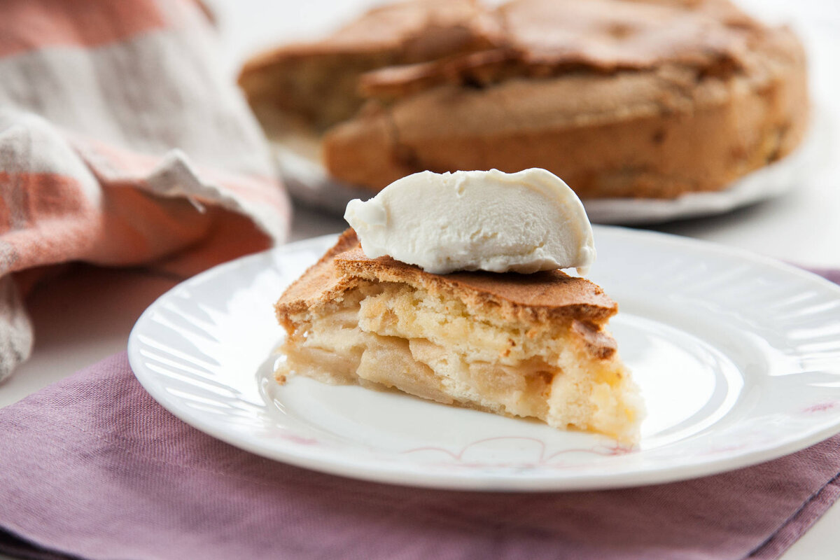 Шарлотка в ресторане