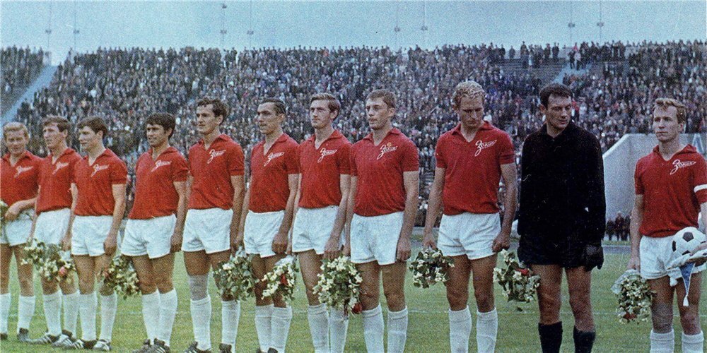 Кстати, в 70-х годах "Зенит" выступал в красно-белой форме...