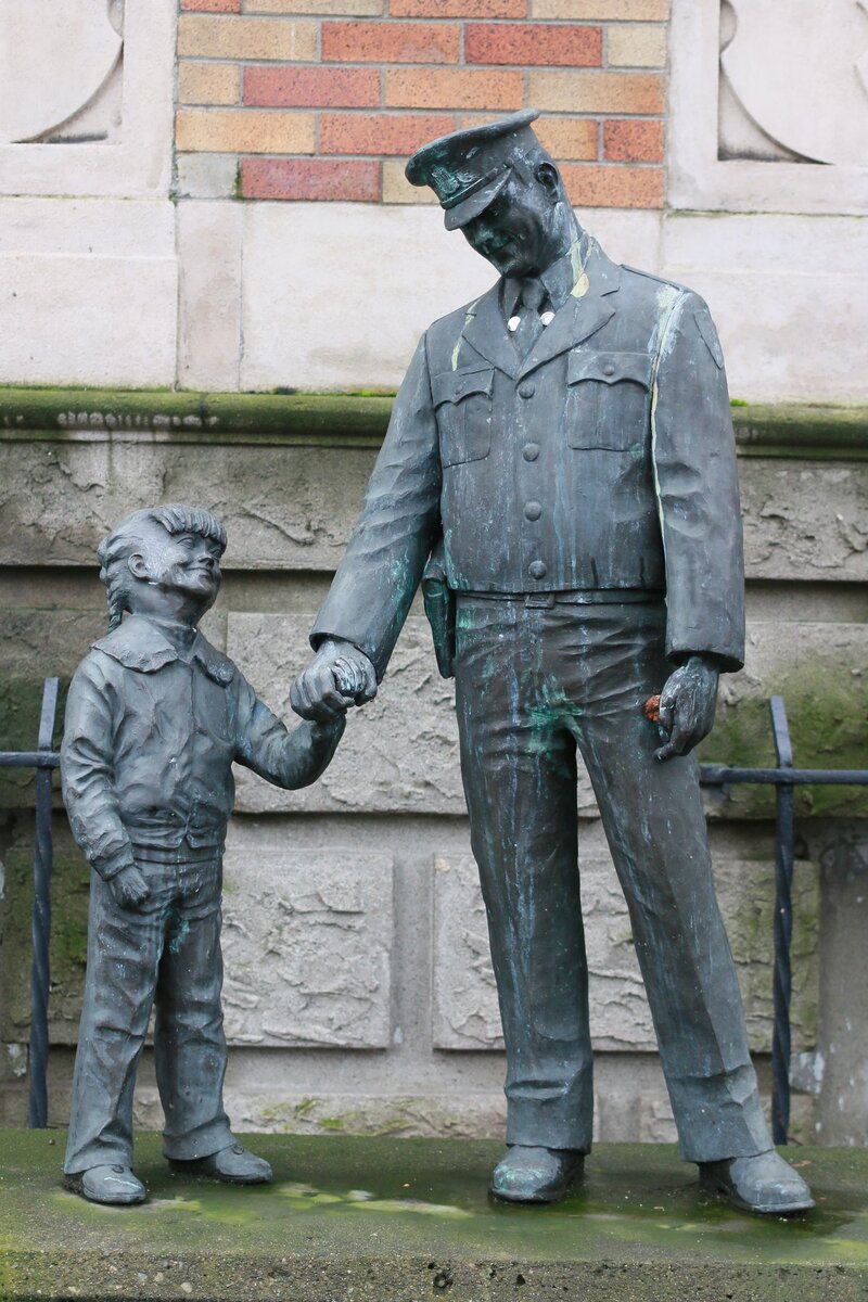 Канадский Дядя Ваня встречает нас на входе