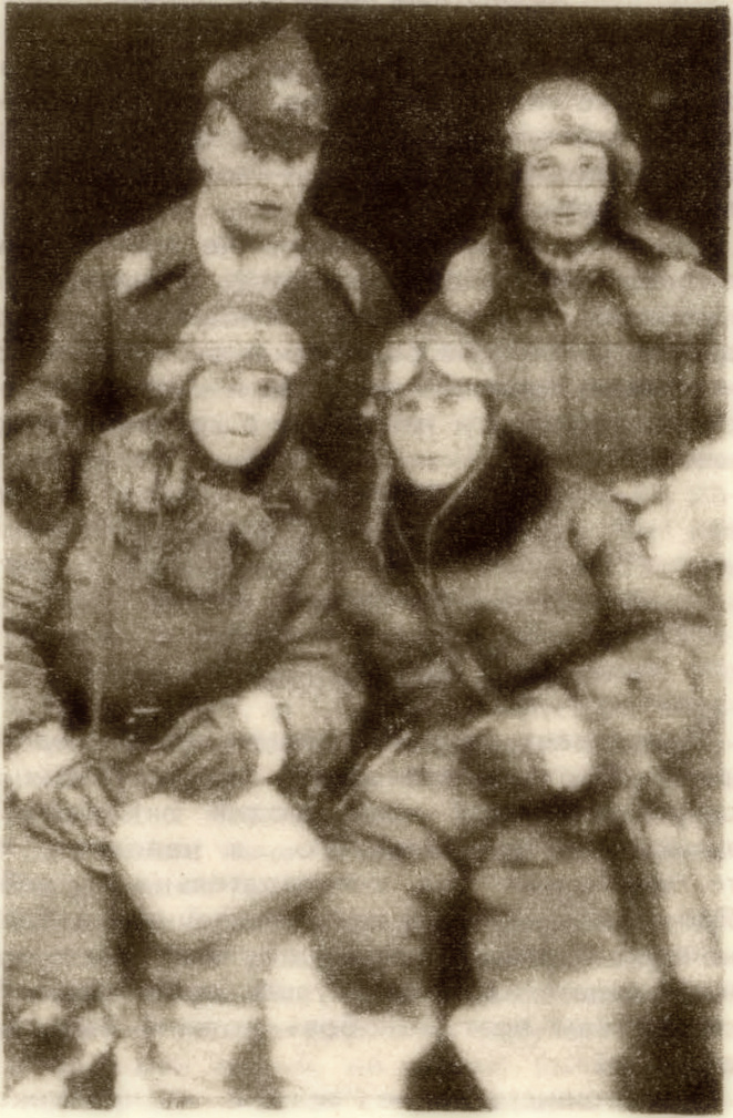 Стоят (слева направо): Герой Советского Союза полковник Н. М. Стольников и лейтенант Герасименко; сидят: автор этих строк Никифор Константинович Горовой и старший лейтенант А. 3. Ланге. Он награжден орденом Ленина. погиб в бою 3 июля 1941 года.