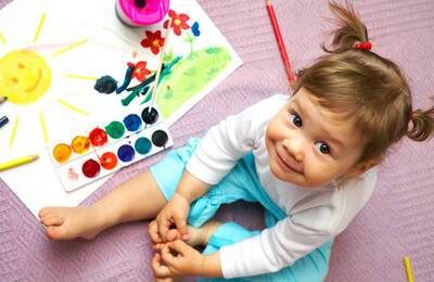   Данная методика рассчитана на малышей до пяти лет и является очень простой — освоить и успешно применять её сможет даже бабушка с дедушкой. Итак, основная цель методики — успокоить рыдающее чадо с помощью переключения его внимания. Рассмотрим небольшой пример: вы с малышом приходите в магазин за продуктами, а он тут же прилипает к прилавку со сладостями и начинает клянчить:
— Купиии, хооочууу!