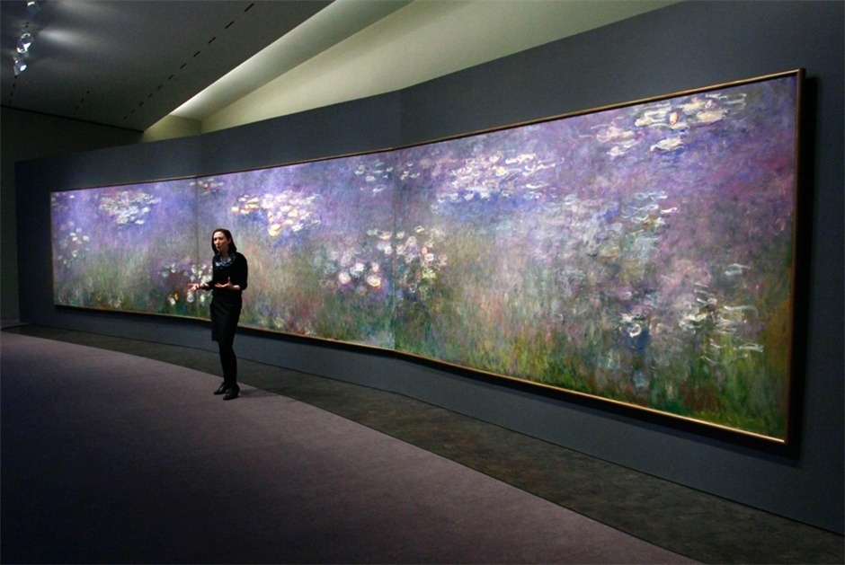 Эта хреновина в длину 13 метров, и таких у Моне не одна. Уже за это старика стоило бы облобызать и, может быть, немного и молиться на него