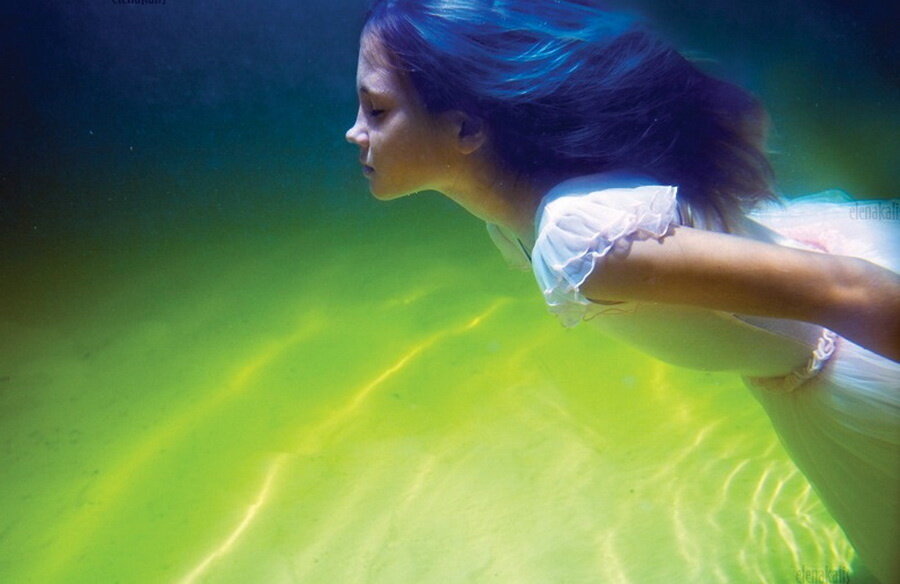 Девушка под водой. Девушка в платье под водой. Девушка в воде профиль. Наличие света в воде