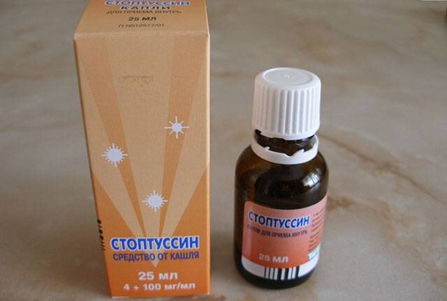
Благодаря комплексному эффекту Стоптуссин от кашля имеет расширенные показания применения. Активные вещества позволят ускорить выход мокроты и уменьшить ее вязкость, очистить бронхи. Благодаря пероральному способу приема облегчение наступает уже в первые 30 минут.
Лекарство не провоцирует привыкания и не подавляет функции дыхания. Дискомфорт при терапии отсутствует благодаря одновременно анальгезирующему и муколитическому влиянию.