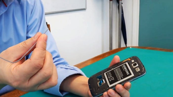 Теперь необходимо взять кусочек провода в изоляции, с центральной жилой такого диаметра, которая вставится в вентральное гнездо этого разъема. Проводок необходимо оголить с одной стороны для подключения.

Но тут не все так просто: у этого проводка должна быть определенная длина, чтобы он работала максимально эффективно в качестве внешней антенны.
А именно, длина его должна быть 1/4 от длины волны. Длину волны можно вычислить по частоте на которой работает Ваш сотовый.
Большинство телефонов работают в диапазоне, где средняя частота будет 1,9 Ггц. Но бываю и исключения как в моем случае - 0,8 Ггц.
Теперь необходимо вычислить длину волны, для этого можно воспользоваться многочисленными онлайн сервисами в сети.
Итак:
