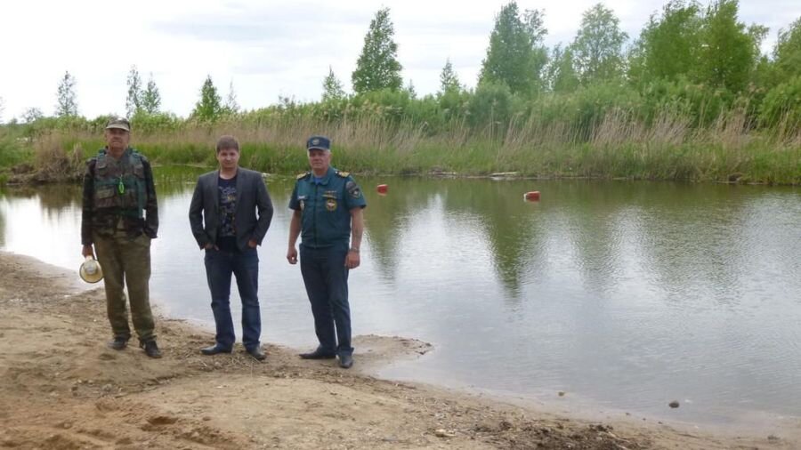  Сзади спасателей - не другой берег, а остров. Фото: газета "Вперед".