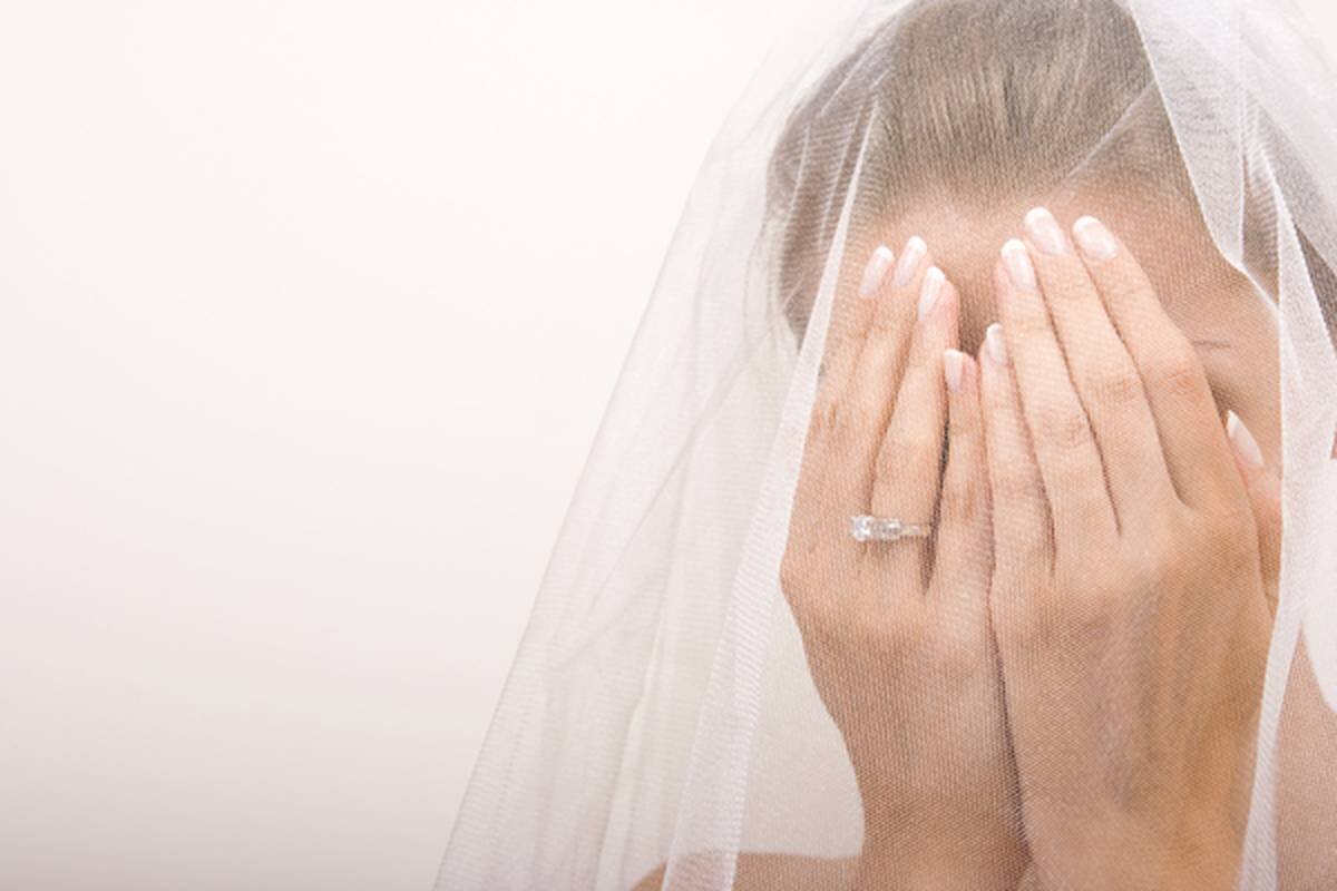 Видео на свадьбу мужу. Расстроенная невеста. Невеста плачет. Свадебный плач невесты. Невеста в слезах.